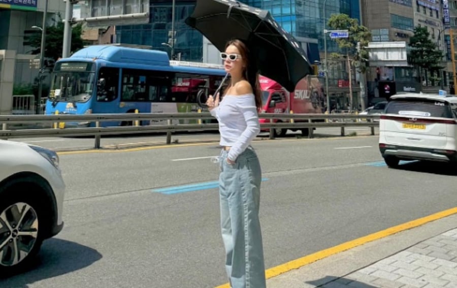 Sự kết hợp giữa áo trễ vai màu trắng và quần jeans xanh đã tạo nên bộ Shbet999 com đăng nhập nữ tính và thời thượng.