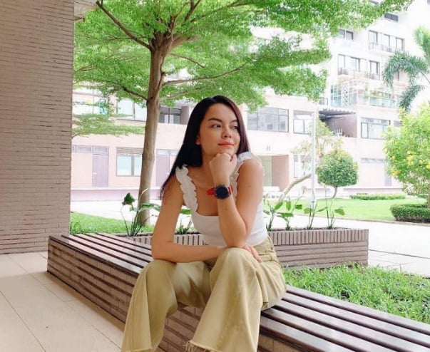 Quần jeans màu be không chỉ có sự trẻ trung mà còn ghi điểm trang nhã, nữ tính. 
