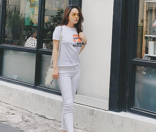 Quần skinny jeans trắng mang đến nét nữ tính cho người mặc. 