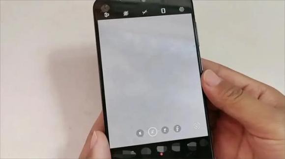 Khi màn hình bị khóa, nhấn nhanh nút giảm âm lượng hai lần để mở ngay camera.