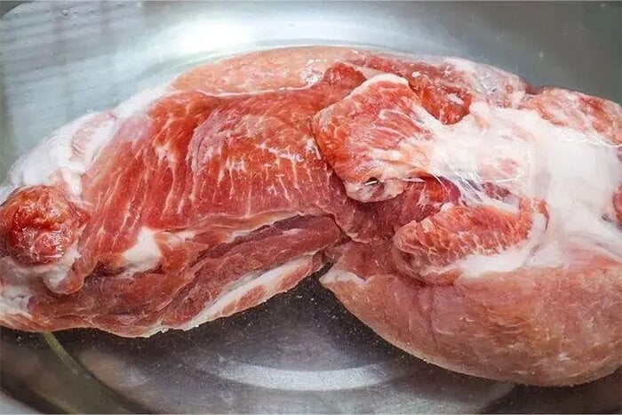 Khi lấy thịt ra khỏi ngăn đá, hãy phết giấm trắng đều lên bề mặt miếng thịt, đảm bảo phủ kín mọi góc.