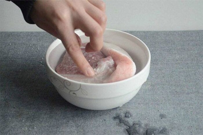 Một số bà nội trợ để thịt ngoài môi trường nhiệt độ thường để rã đông tự nhiên. 
