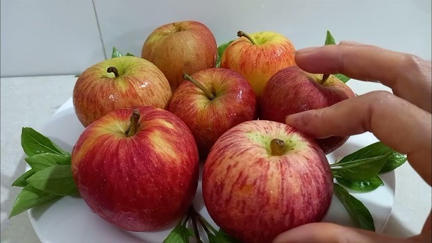 Sau khi ăn táo, đừng vội vứt bỏ vỏ, vì chúng có thể giúp khử mùi hôi trong tủ lạnh.