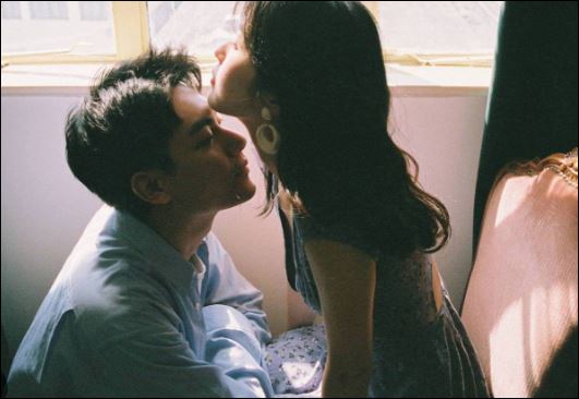 Khi yêu ai mà chẳng muốn được tâm sự, trò chuyện với người mình yêu. (ảnh minh họa)