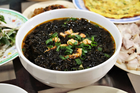 Để có thể hái rong, người dân phải bắt đầu công việc từ rất sớm, khoảng 4 đến 5 giờ sáng
