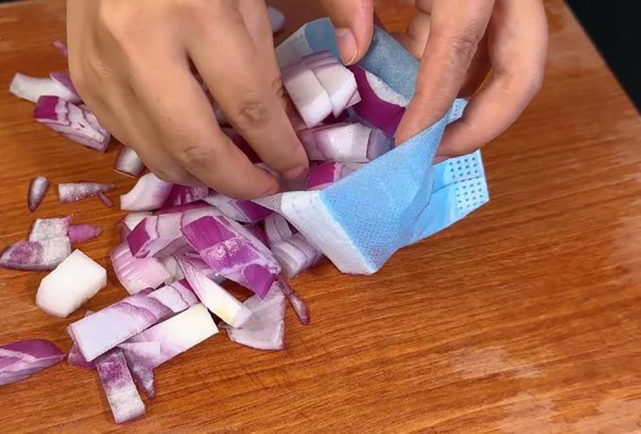 Chúng ta có thể dùng chiếc túi đựng hành tây và dầu gió này để đuổi muỗi.