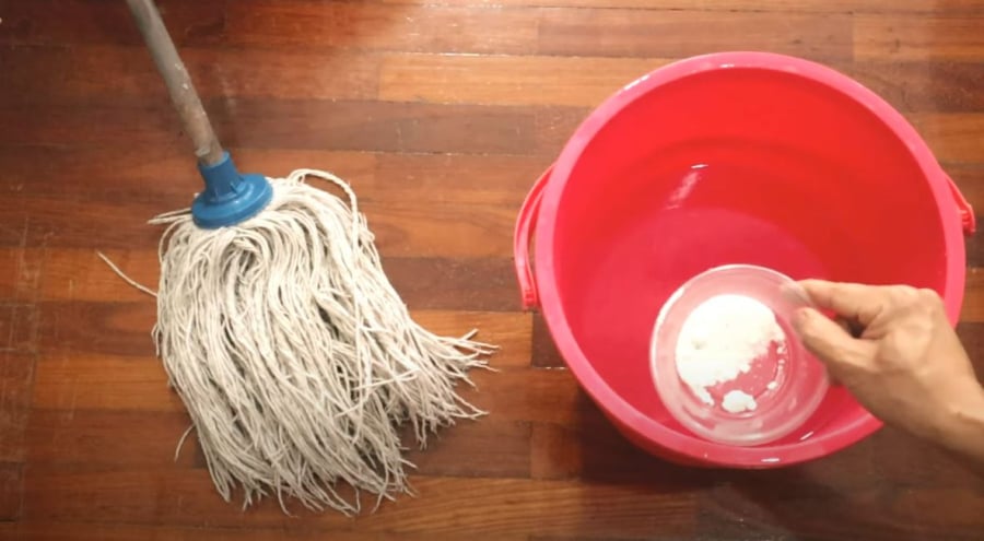 Thêm một số thứ có sẵn trong nhà như baking soda vào nước lau nhà, sàn nhà sẽ sáng sạch hơn.