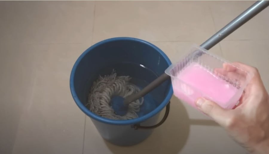 Pha nước xả vải với nước sạch để lau nhà sẽ giúp sàn nhà sáng bóng, không bị bám bụi.
