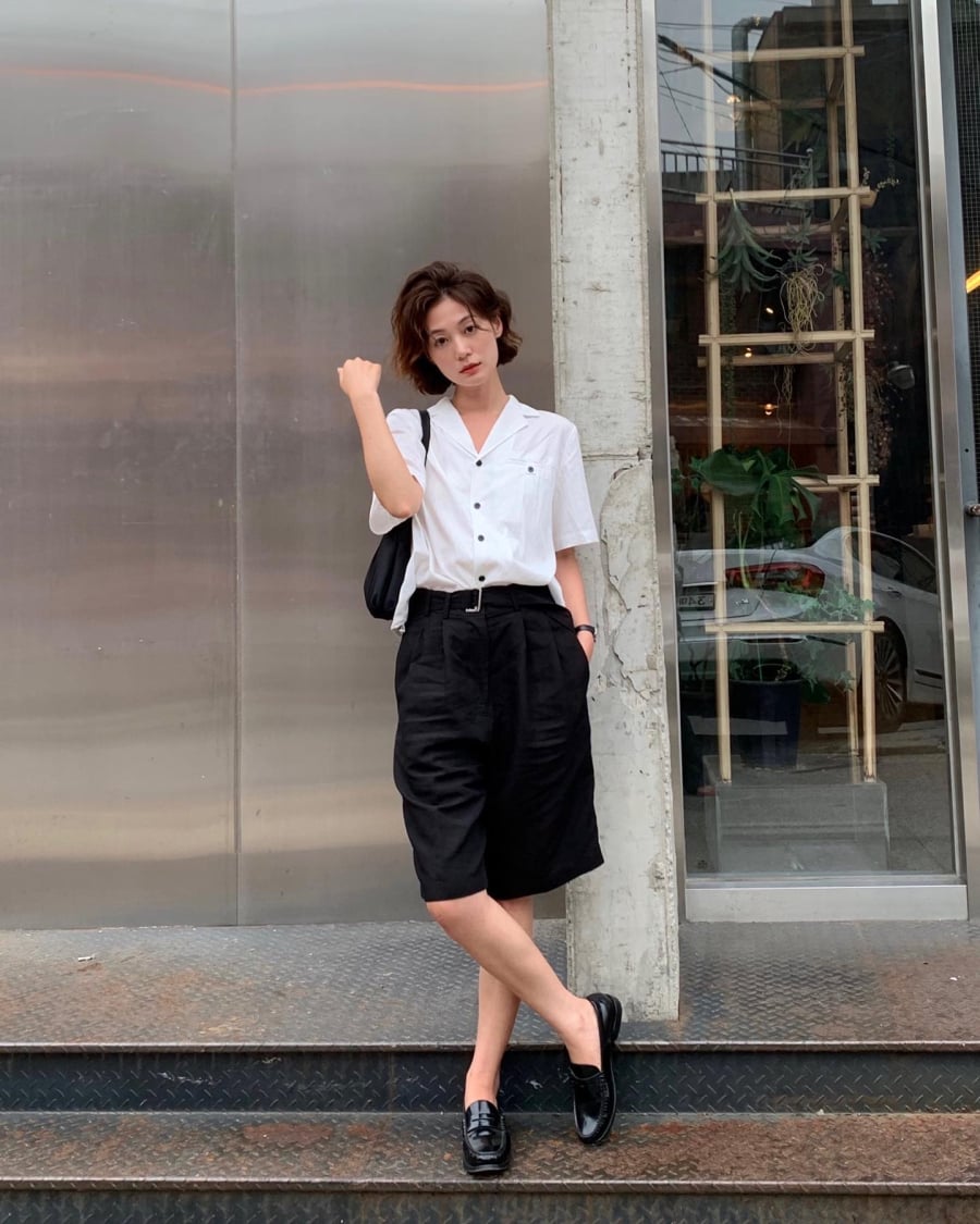 Áo sơ mi cộc tay với quần short dài được tăng thêm điểm thanh lịch và tôn dáng hiệu quả hơn khi sơ vin. 