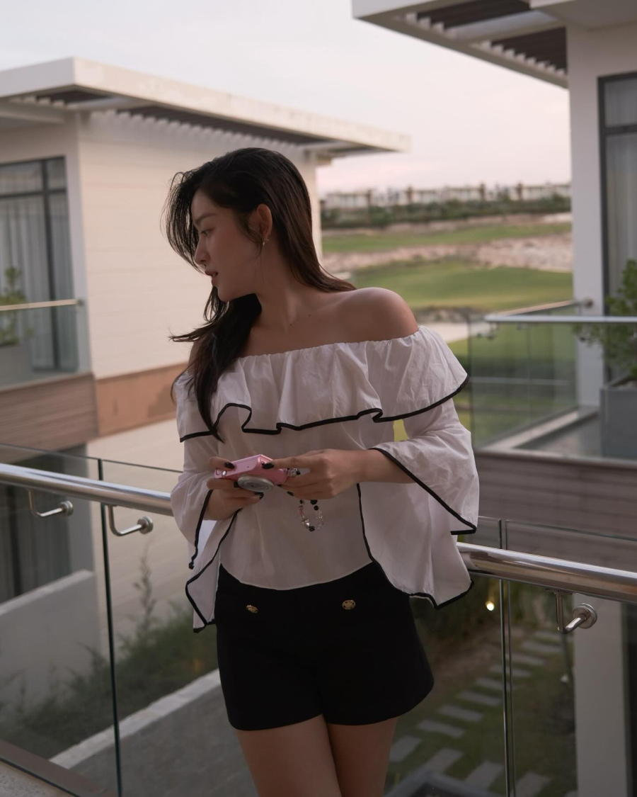 Để vẻ ngoài có sự năng động, trẻ trung, chị em hãy tham khảo Á hậu Huyền My, kết hợp áo trễ vai với quần short.