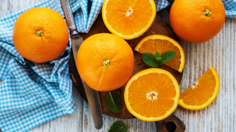 Đối với bệnh nhân tiểu đường, việc tiêu thụ cam cần được cân nhắc cẩn thận dựa trên cách ăn uống và việc kiểm soát lượng carbohydrate (carb) trong thực đơn nhằm duy trì ổn định đường huyết
