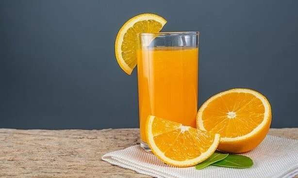 Để bảo vệ sức khỏe, người mắc bệnh tiểu đường nên ưu tiên ăn cam thay vì uống nước ép