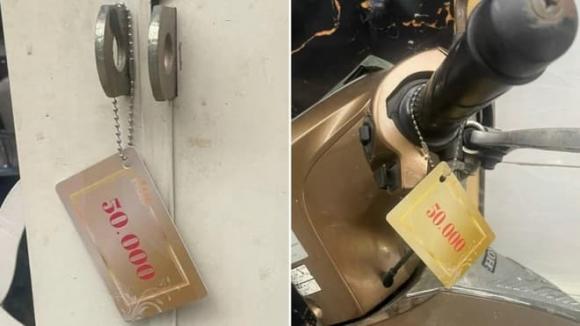 Đối tượng lừa đảo sẽ treo các thẻ nhựa có mệnh giá tiền 30, 50, 100 nghìn đồng trên xe hay trước cửa nhà dân