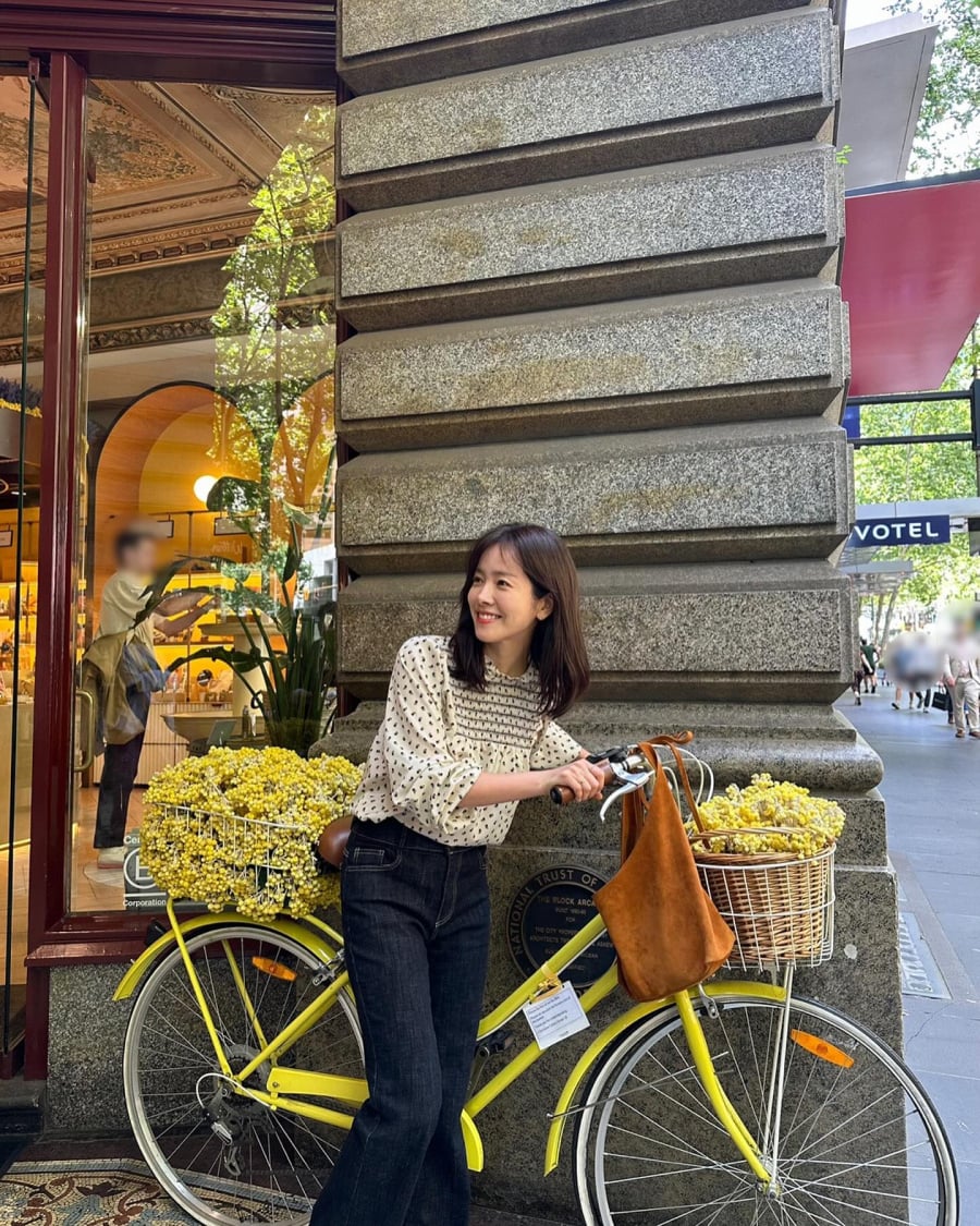 Áo blouse họa tiết ghi điểm ở sự nữ tính, chị em nên kết hợp với quần denim sẫm màu.