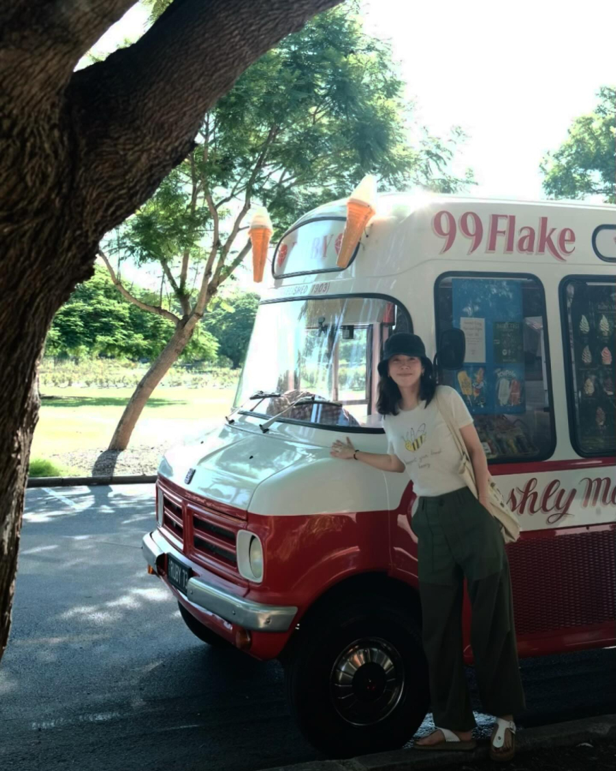 Áp dụng công thức khá đơn giản bao gồm áo thun họa tiết và quần kaki cô nàng đã rất nổi bật và phong cách.
