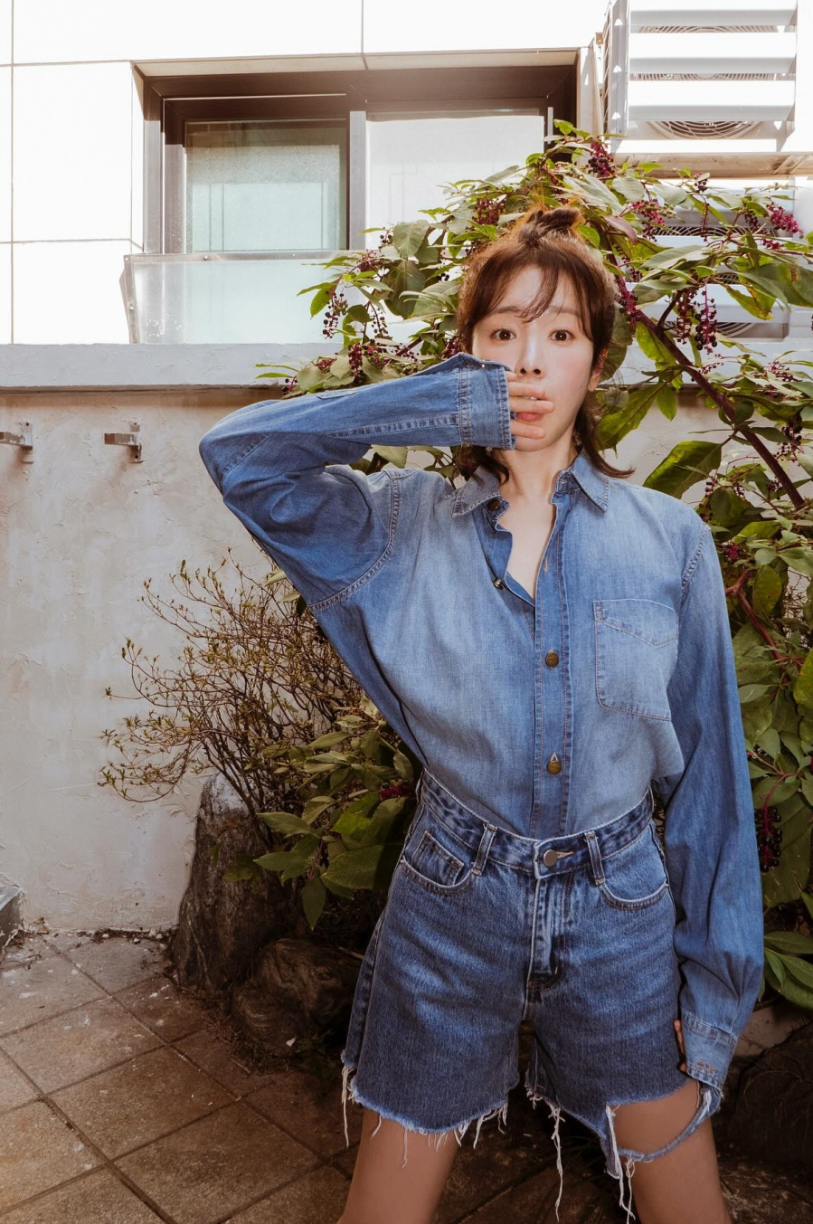 Trang phục denim-on-denim không bao giờ lỗi mốt. Để tăng thêm vẻ sang xịn mịn cho bộ đồ, người mặc nên sơ vin.