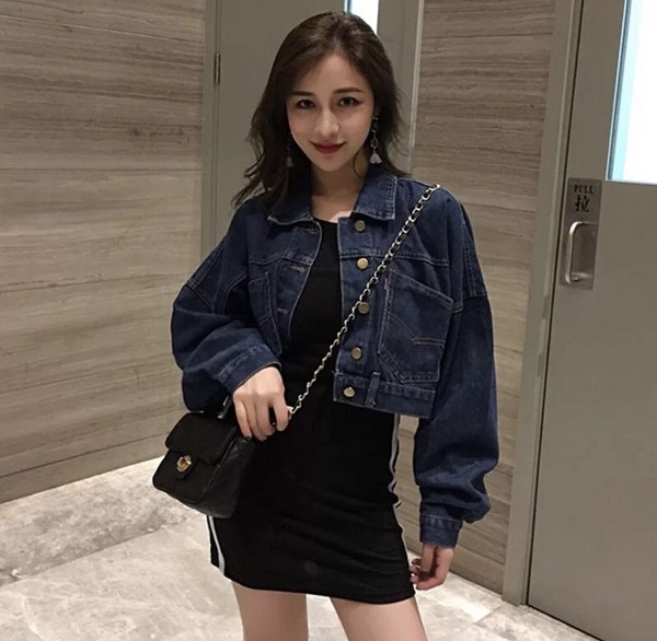 Một trong những phiên bản áo khoác denim chị em không nên sắm đó là mẫu áo dáng lửng. 