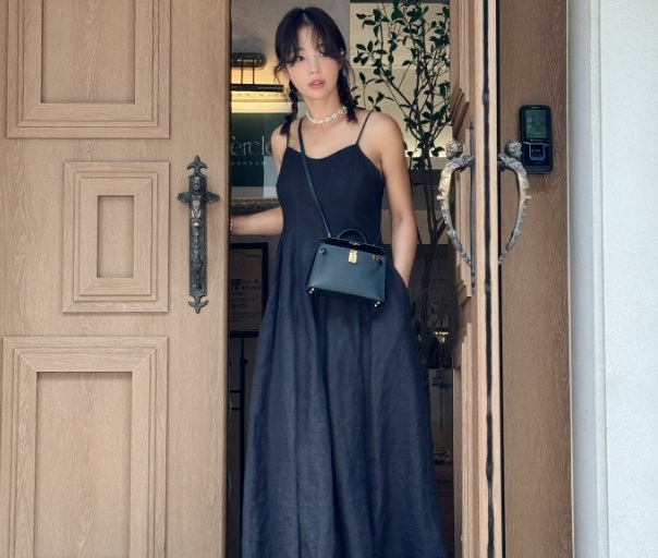 Set đồ gồm váy hai dây và sandal tông màu đen tuy đơn giản nhưng vẫn giúp vẻ ngoài của người diện trở nên trẻ trung, hút mắt. 