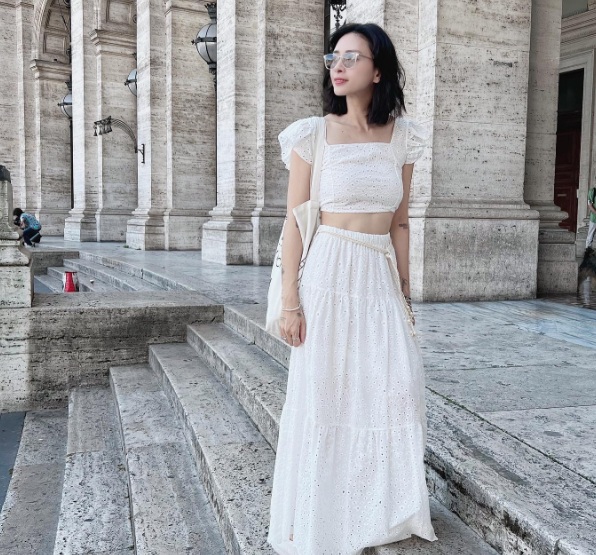 Áo crop top và chân váy trắng chữ A ghi điểm ở sự bay bổng, tươi tắn.