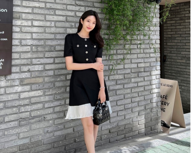 Mẫu váy đen, viền trắng chắc chắn không còn quá xa lạ với chị em. 
