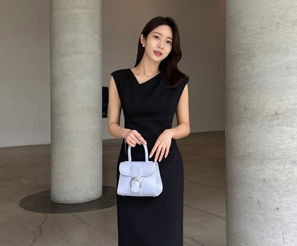 Mẫu váy đen sát nách không hề cộng tuổi cho quý cô 40+, trái lại còn mang đến nét hiện đại và sang trọng. 