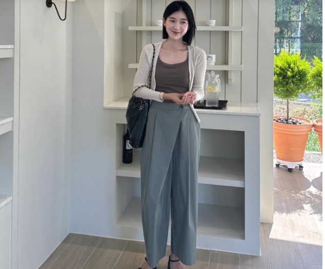 Các món đồ như áo cardigan mỏng, áo hai dây và quần vải thô mang đến vẻ nổi bật, trẻ trung, ngọt ngào.