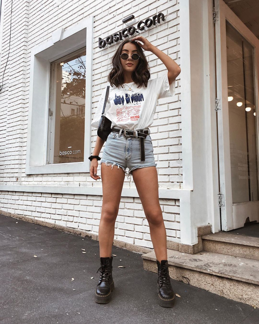 Thêm chút retro vào bộ Shbet999 com đăng nhập hằng ngày bằng cách kết hợp áo tin in graphic với quần shorts cạp cao và boots. 