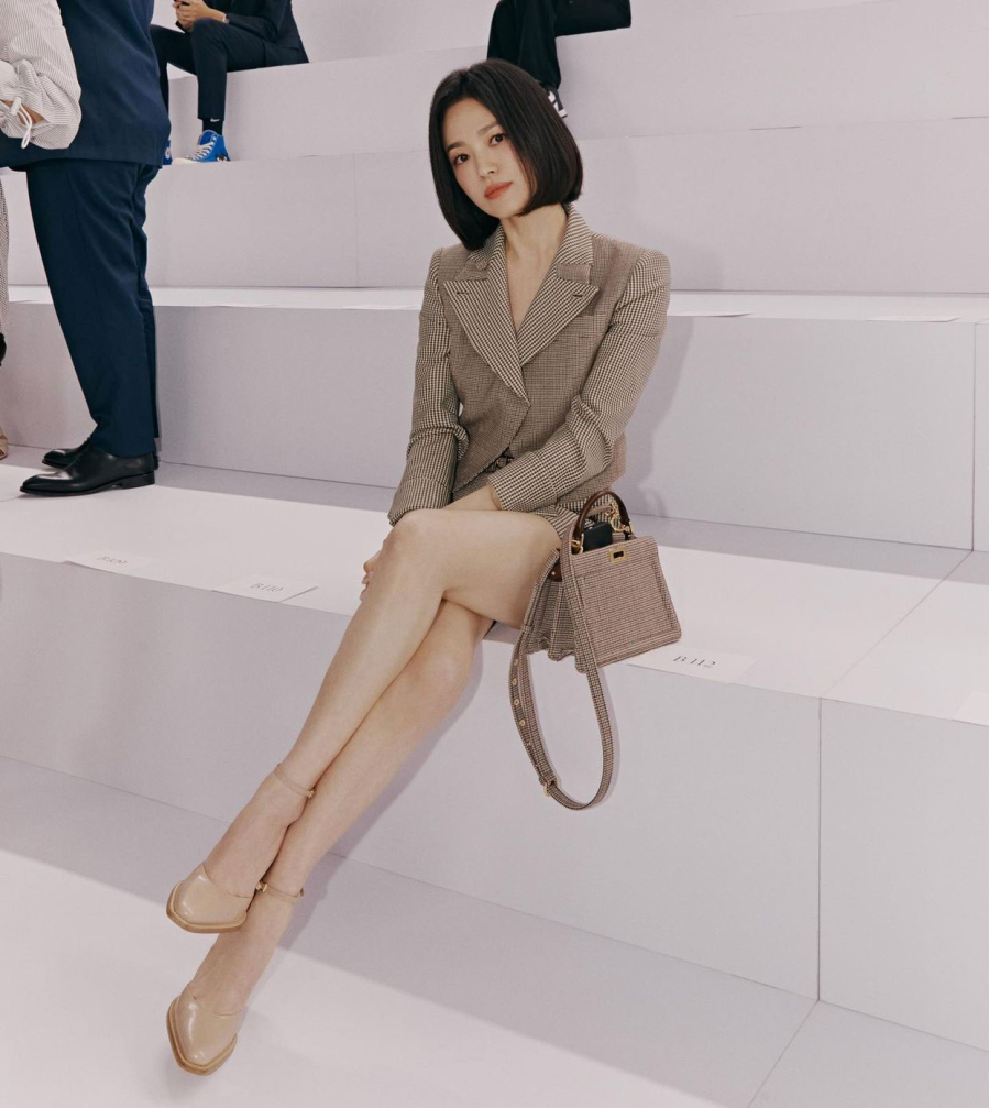  Kiểu tóc bob cùng layout trang điểm nhẹ nhàng, tao nhã của Song Hye Kyo ăn nhập hoàn hảo với tổng thể Shbet999 com đăng nhập.