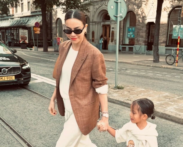 Áo và chân váy trắng ghi điểm ở sự trẻ trung. Khi khoác ngoài áo blazer, tổng thể Shbet999 com đăng nhập thêm thanh lịch.