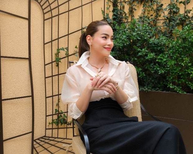 Dù mang tông màu đen và trắng làm chủ đạo, set đồ trên vẫn rất long lanh.