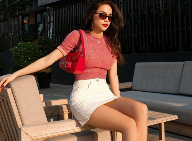 Sự kết hợp giữa áo dệt kim màu hồng và chân váy trắng dáng ngắn đã giúp nhân đôi hiệu quả 