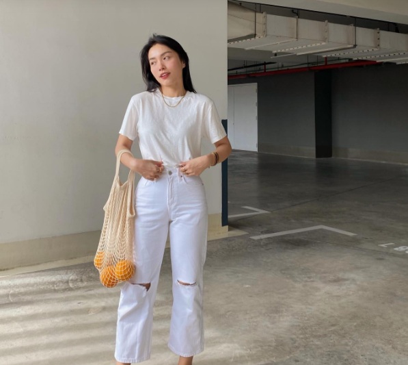 Sự kết hợp giữa áo thun trắng và quần jeans xuyệt tông không hề cầu kỳ, đan xen giữa nét nữ tính và sự thanh lịch, tao nhã.