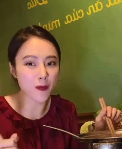 Đây cũng là lần hiếm hoi Angela Phương Trinh công khai xuất hiện ở quán ăn của bố sau ồn ào