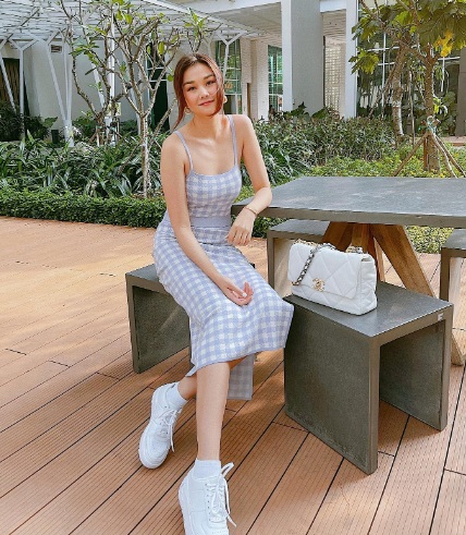 Sneaker trắng không chỉ 