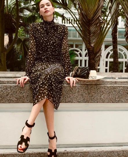 Mỹ nhân Việt trên 40 tuổi ưu tiên sandal mang tông màu trung tính.