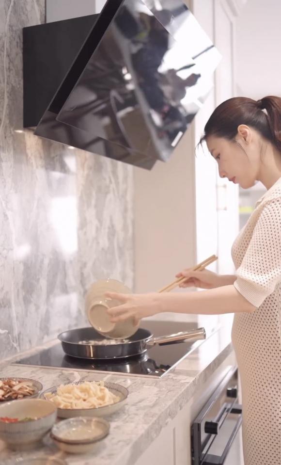  Vòng 2 lớn thấy rõ của Diễm My 9x lập tức gây chú ý.
