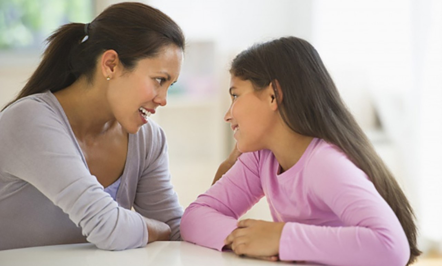 Khi con cái lớn dần lên cha mẹ phải nhẫn lại lắng nghe con nói. (Ảnh minh họa)