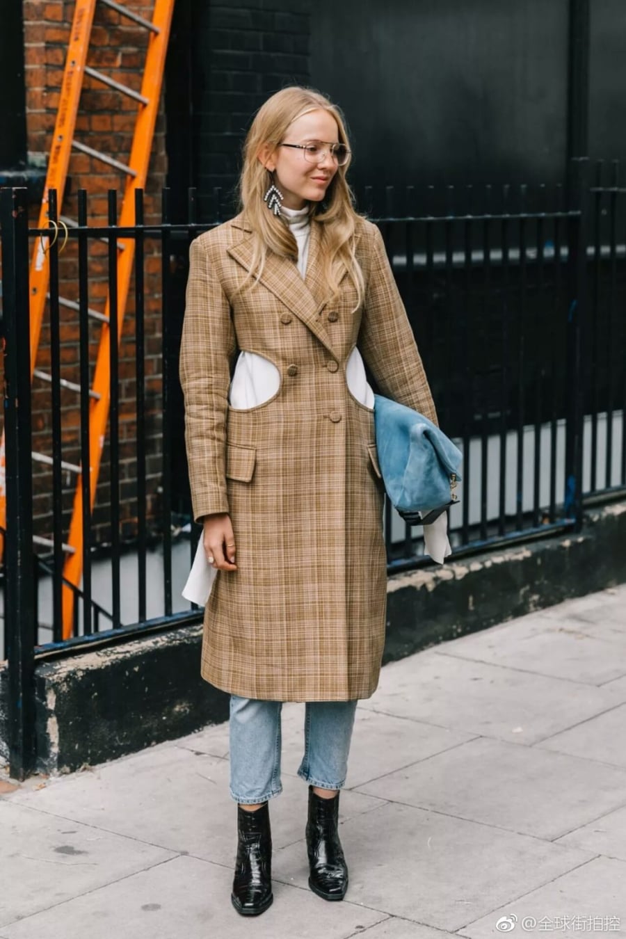 Kết hợp trench coat họa tiết kẻ ô thời thượng cùng quần jeans và bốt cổ thấp cũng là công thức cơ bản của mùa lạnh.     