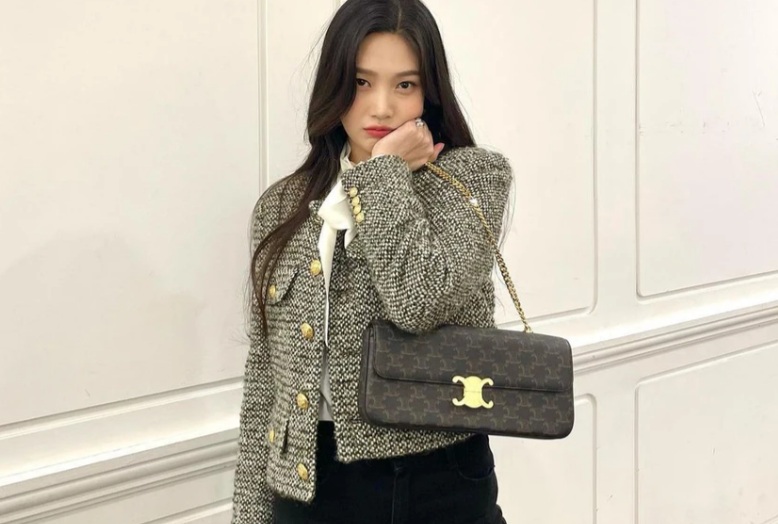 Joy lựa chọn một ''nước đi'' cực đáng để học hỏi, đó chính là phối áo sơ mi cổ nơ với áo dạ tweed. 