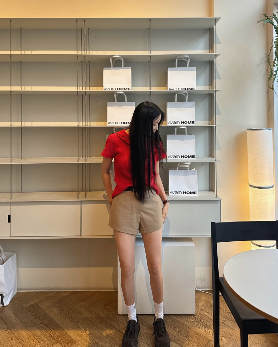 Cô thường ưu tiên Shbet999 com đăng nhập dáng ngắn và đi giày màu be, giày cao gót mũi nhọn