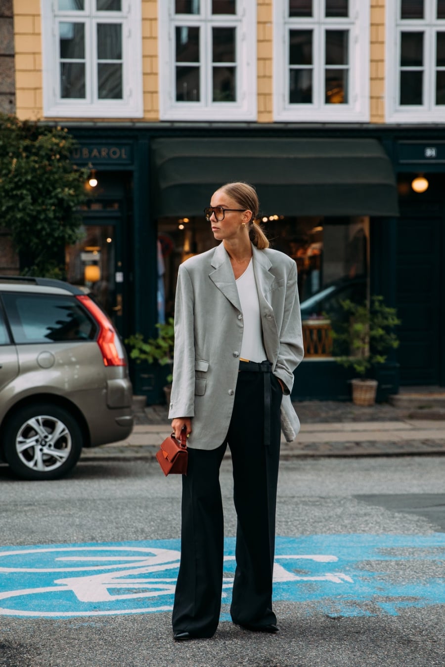 Món đồ oversized mới là món đồ đồng hành cùng phái đẹp suốt bốn mùa trong năm.