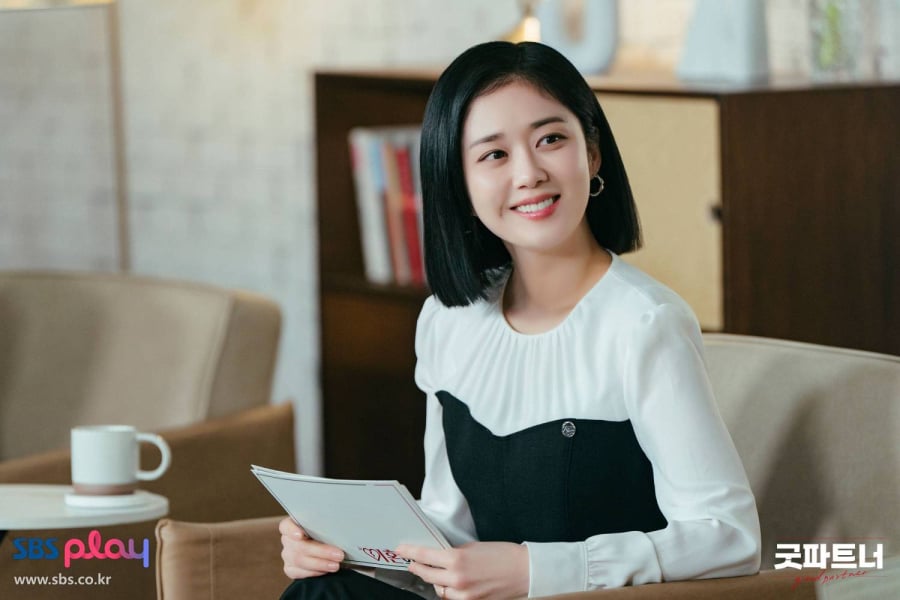 Khi diện Shbet999 com đăng nhập cách điệu, Jang Nara thường tối giản hóa phụ kiện để đảm bảo sự tinh tế, không gây rối mắt