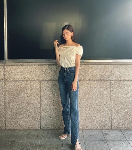 Áo trắng là món thời trang được Jung So Min diện nhiều nhất để mix lên những set Shbet999 com đăng nhập đẹp. 