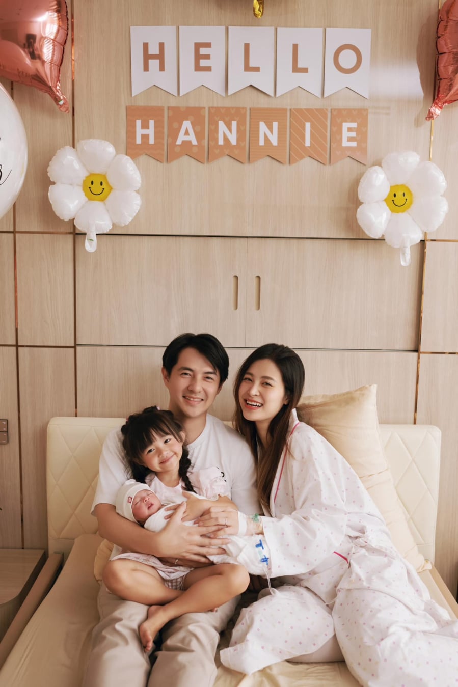 ca sĩ Đông Nhi vừa đăng tải hình ảnh Shbet111 slot, casino, thể thao, xổ số nhỏ của mình