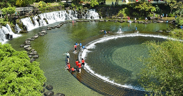 Công viên Suối Mơ mang đến nhiều trò chơi hấp dẫn, như đua ô tô nước, chèo thuyền kayak, và các hoạt động trên cạn như bóng chuyền và cầu trượt nước