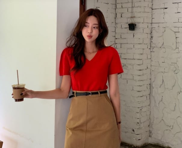 Chị em nên tham khảo set đồ áo màu đỏ và chân váy ngắn màu be đã tạo nên bộ Shbet999 com đăng nhập hài hòa, trẻ trung. 