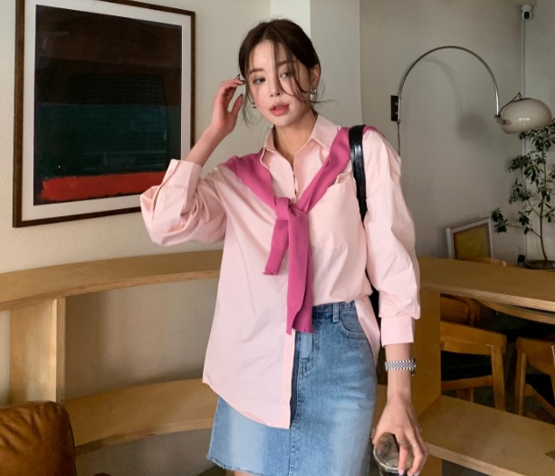 Bộ đôi áo sơ mi hồng pastel và chân váy ngắn denim sẽ mang đến hiệu quả 