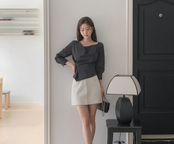 Chị em nên tham khảo công thức gồm áo blouse tay bồng, chân váy ngắn màu trắng và giày cao gót mũi nhọn. 