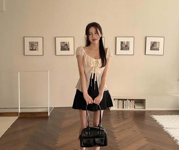 Mẫu áo cổ vuông mix với chân váy ngắn dáng xòe, vẻ nữ tính và ngọt ngào sẽ được nhân đôi.