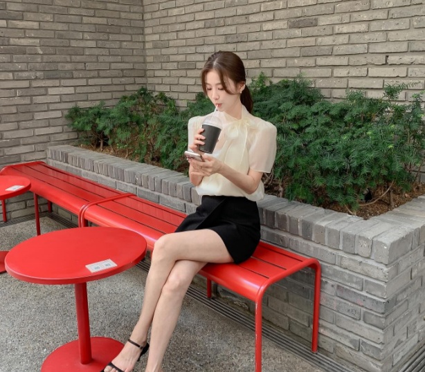 Áo blouse cổ nơ buộc là 